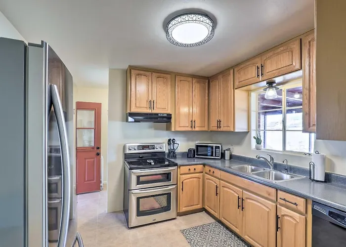 Southwest Sanctuary! W/ Patio & Yard Holiday home