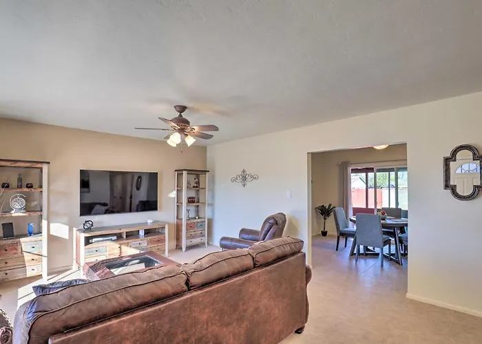 Southwest Sanctuary! W/ Patio & Yard Holiday home